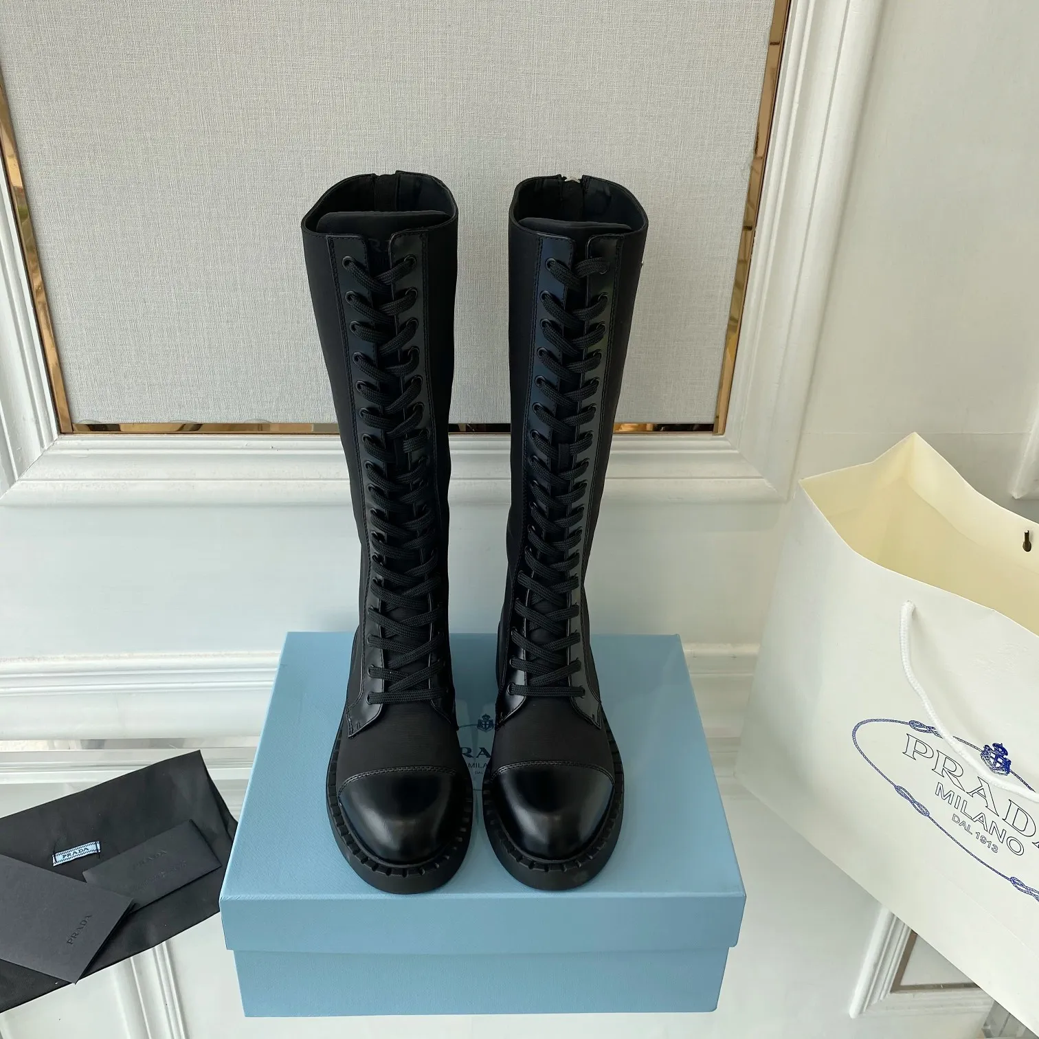 P560, the top level 🔝 2022 SSS re-recommends the new Pujia boots Pujia's early spring catwalk shows off the red models, which are the same as "Creating Dreams That Never Sleep". Prada can focus on the occasion and use them to create a fresh and new style with a touch of nobility. It feels so perfect on the feet 💃💃 Wear it with matching shoes ⁠ So elegant and generous, crystal clear, no matter the quality of the accessories, they are all the same ⁠Uniquely made to order, made from original to zero, the entire series is full of exciting and unexpected elements, different combinations The quality of the materials and the expression of the texture of the materials, with a strong artistic atmosphere, let you lead the ever-changing style of the Prada girl. 1⃣Face shoes: matte ⁠ smooth opening edge vermilion, 2⃣ lining: imported leather ⁠ sheep lining 3⃣ sole⁠ large: Italy⁠ large primary color⁠ original version 4⃣🔺 original 㸝 foot pads, digital women's 35M-40M